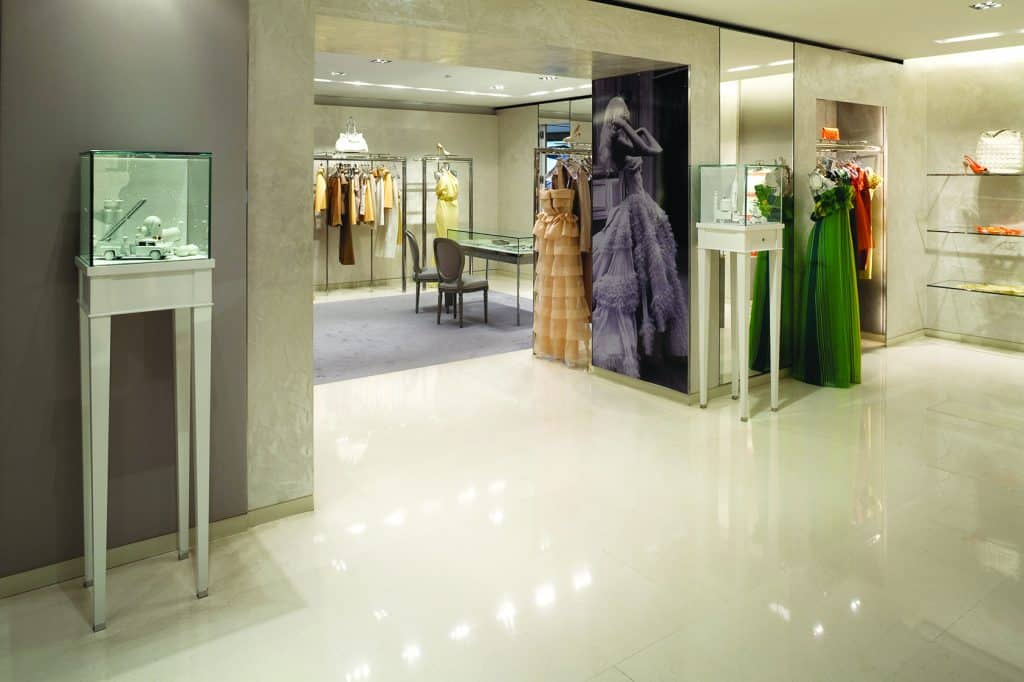 Sol en pierre naturelle Blanc Delfina finition polie - boutique Dior -