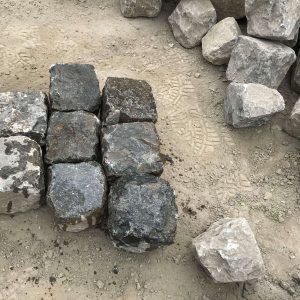 Pavés de récupération en pierre calcaire bleue
