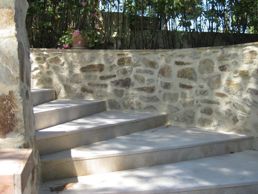 Escaliers sur mesure pierre naturelle cèdre Gray
