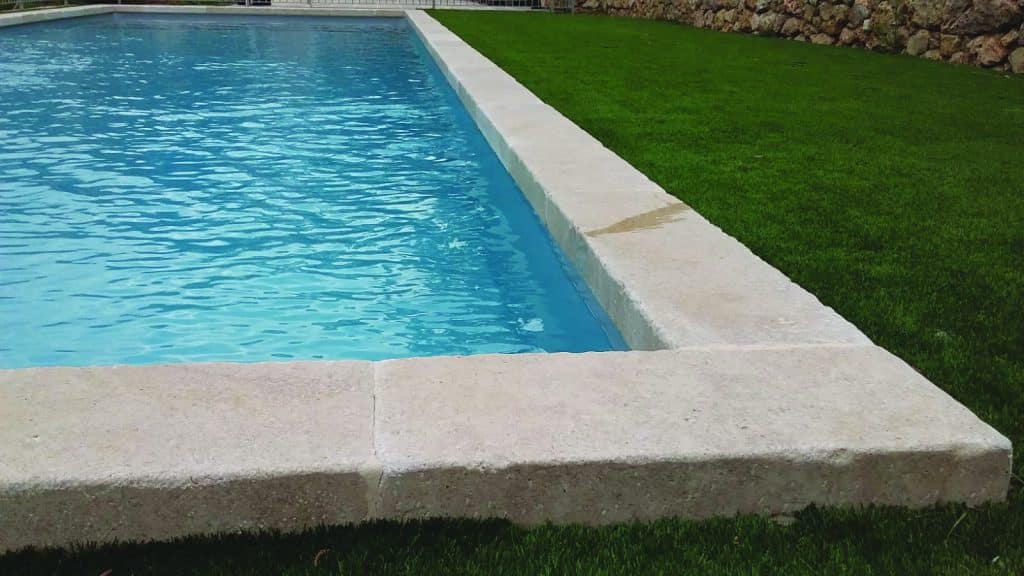 Margelle de piscine en pierre