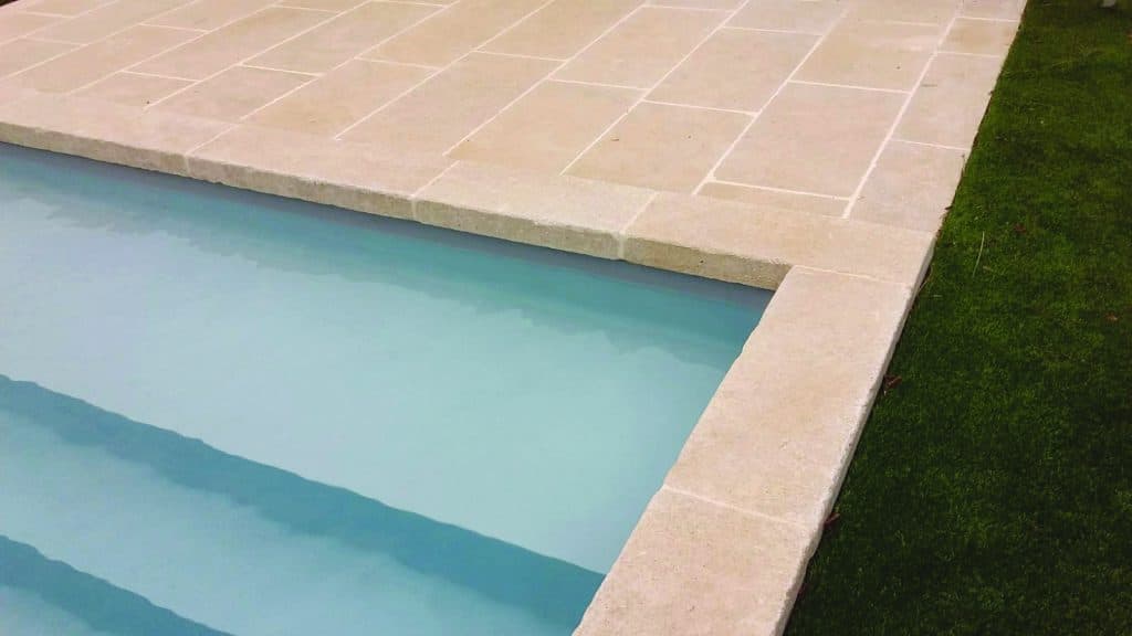 Terrasse en pierre Cèdre Bronze - opus 4 formats - finition tambourinée brossée et Margelle de piscine épaisseur 8 cm finition cathédrale