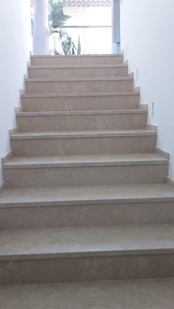 escalier en pierre cèdre gray