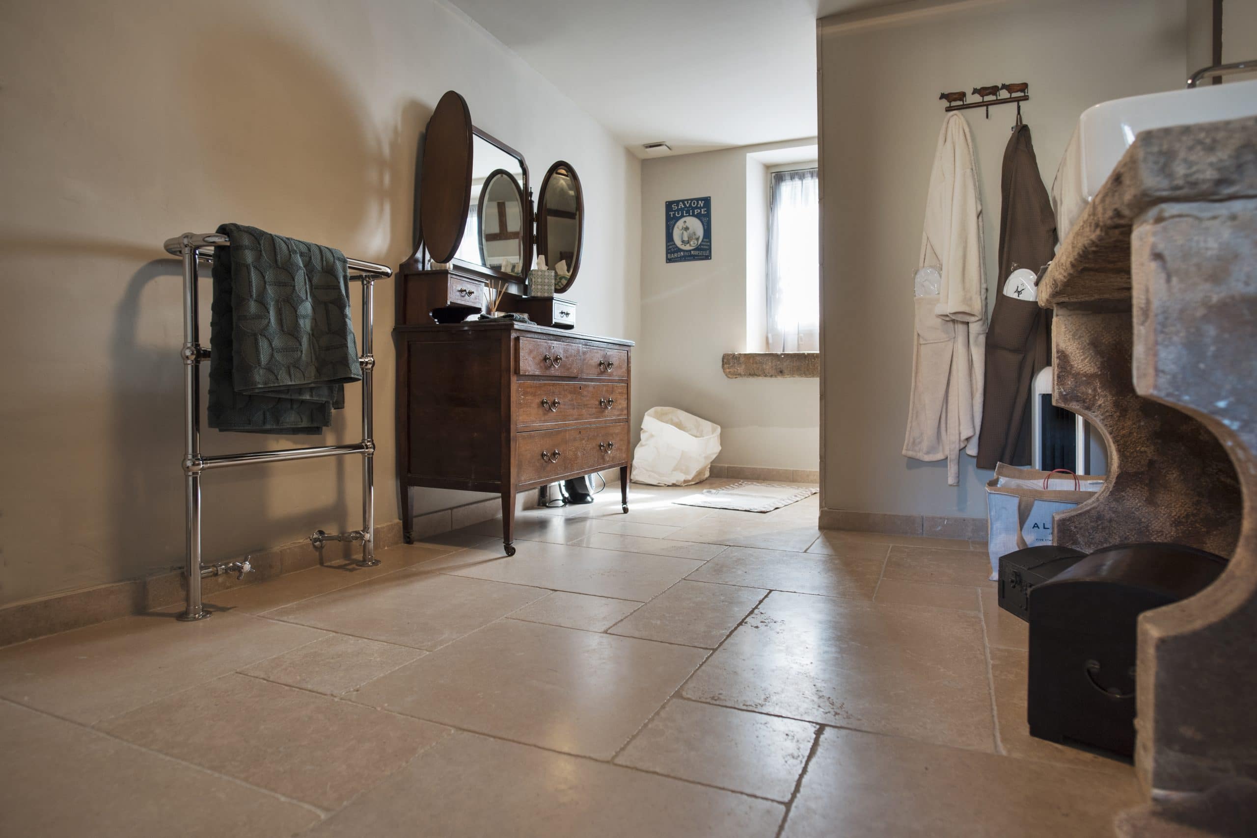 Sol de salle de bain en pierre naturelle beige Cèdre Gray - Finition vieillie (tambourinée) opus 4 formats