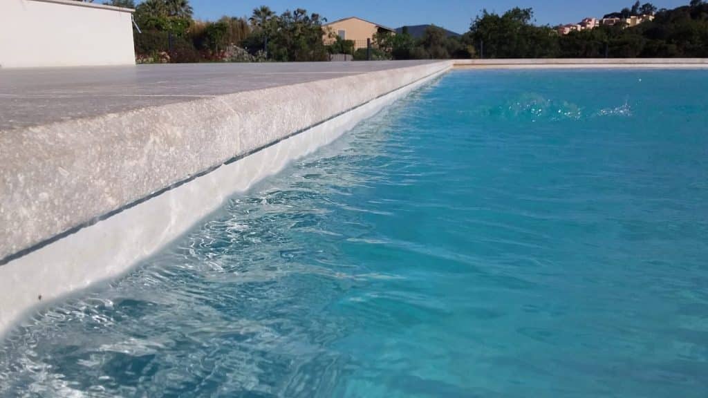 Belles margelles de piscine en pierre