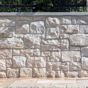 Mur en pierre beige de Saint-Laurent