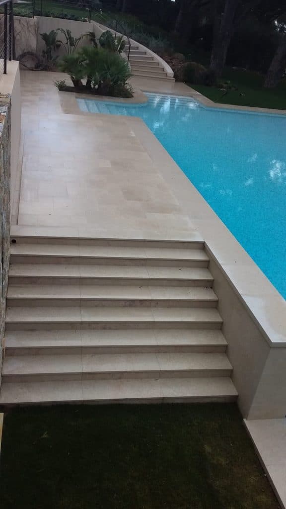 Escalier extérieur pour piscine en pierre naturelle