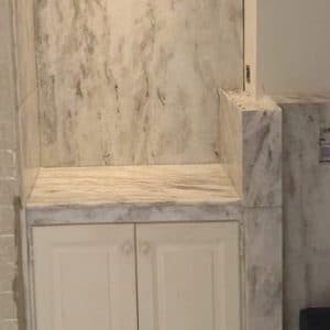 mur de salle d'eau en marbre blanc