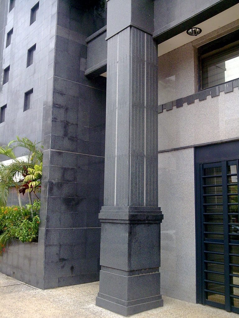 Parement de façade et colonnes en pierre foncée