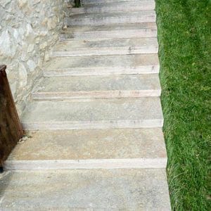 Escalier extérieur en pierre massive
