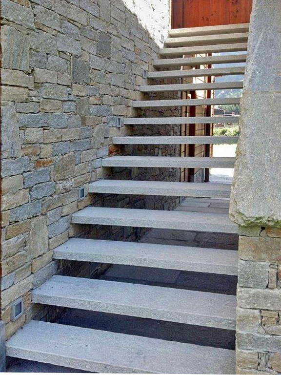 escaliers en pierre de luzerne